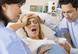 Wehenschwäche bei einer Frau während der Geburt