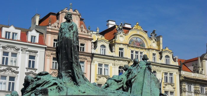 Viele Frauen lieben Prag ob seiner vielen Museen und der lebendigen Kultur