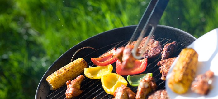 Viele Frauen grillen gerne mit der Familie und mit Freunden