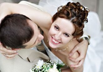 Tipps wie und wo man als Frau ein günstiges Brautkleid finden kann