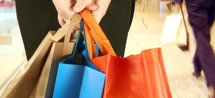 Bargeldlos zahlen wird nicht nur von Frauen beim Shopping gerne genutzt