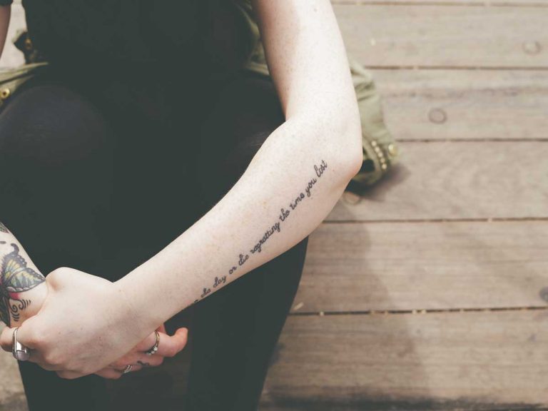 Titelbild zu „Laser als effektivste Methode der Tattooentfernung“