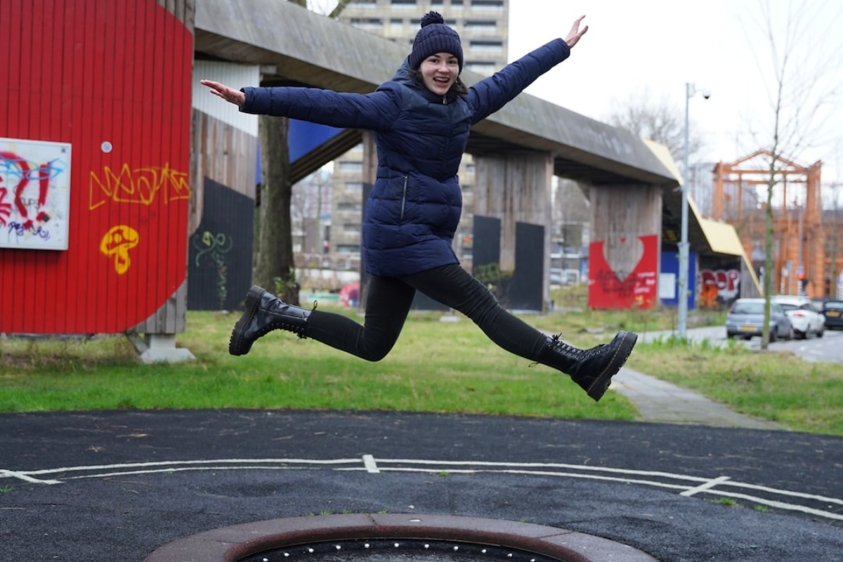 Sowas gibt es: Trampoline, die im Rasen eingelassen sind!